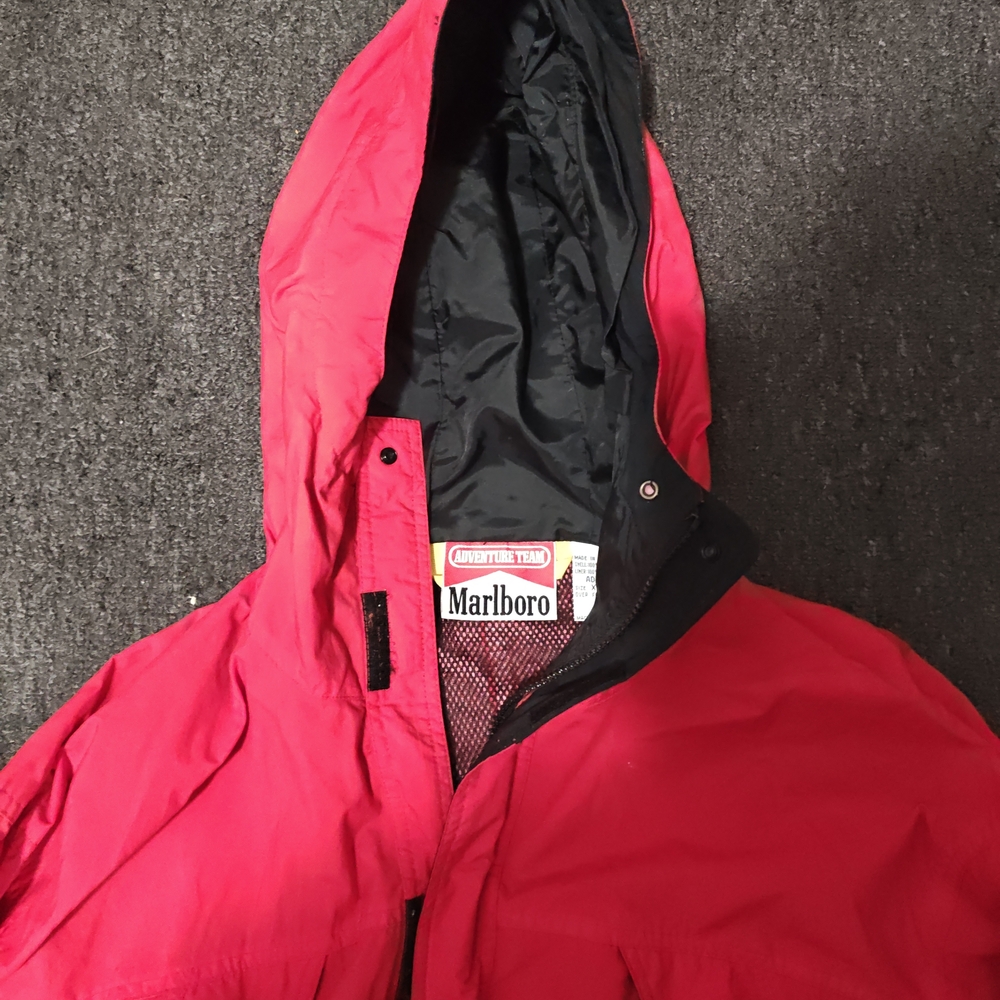Vintage Marlboro Adventure Team  Red Jacket Windbreaker Hooded Nylon Size XL